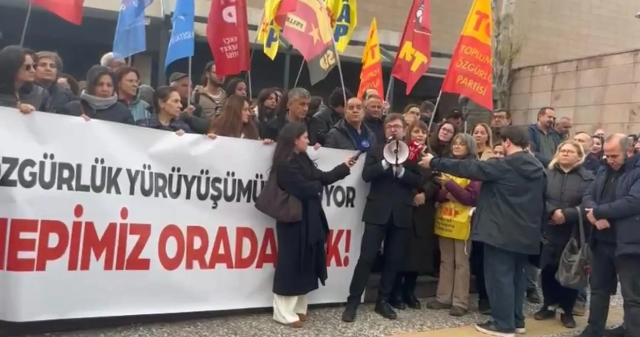 CHP'li Gökçen ve Taşkın İzmir Adliyesi'nde 1 CHP'li Gökçen ve Taşkın İzmir Adliyesi'nde