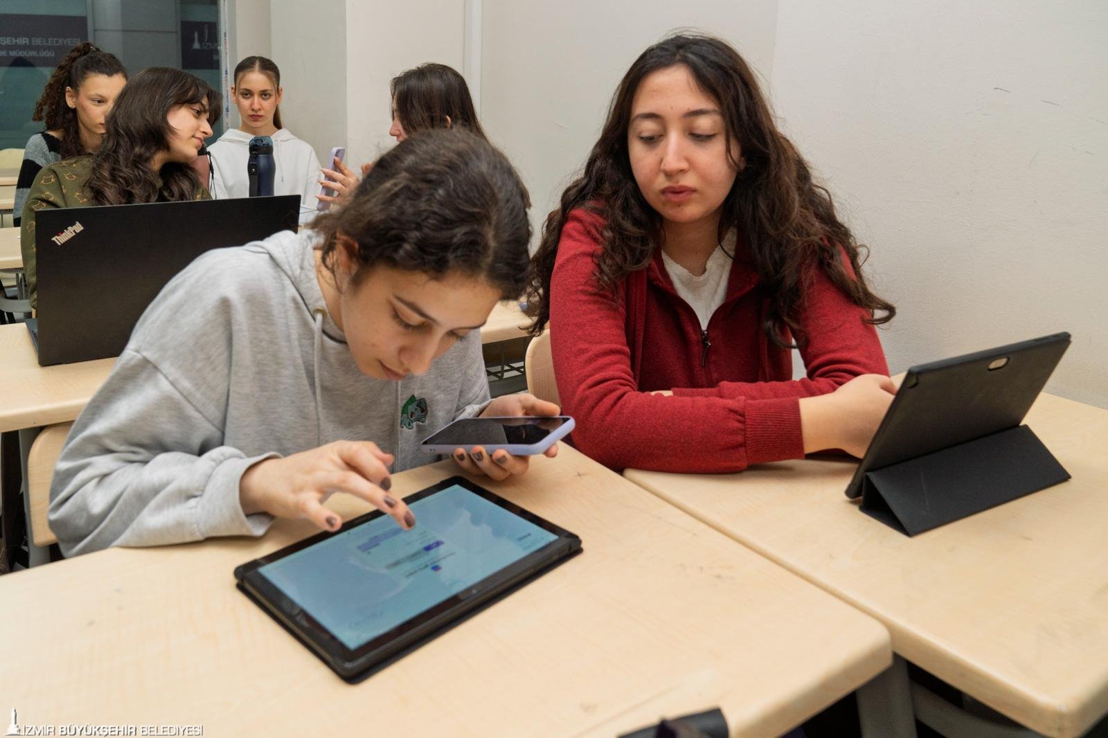 Eğitimde fırsat eşitliğini teknolojiyle birleştiren İzmir Büyükşehir Belediyesi, yapay zekâ