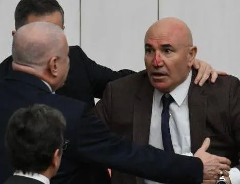 Meclis'te “Yemin" meydan muharebesi: Yumruklar konuştu!