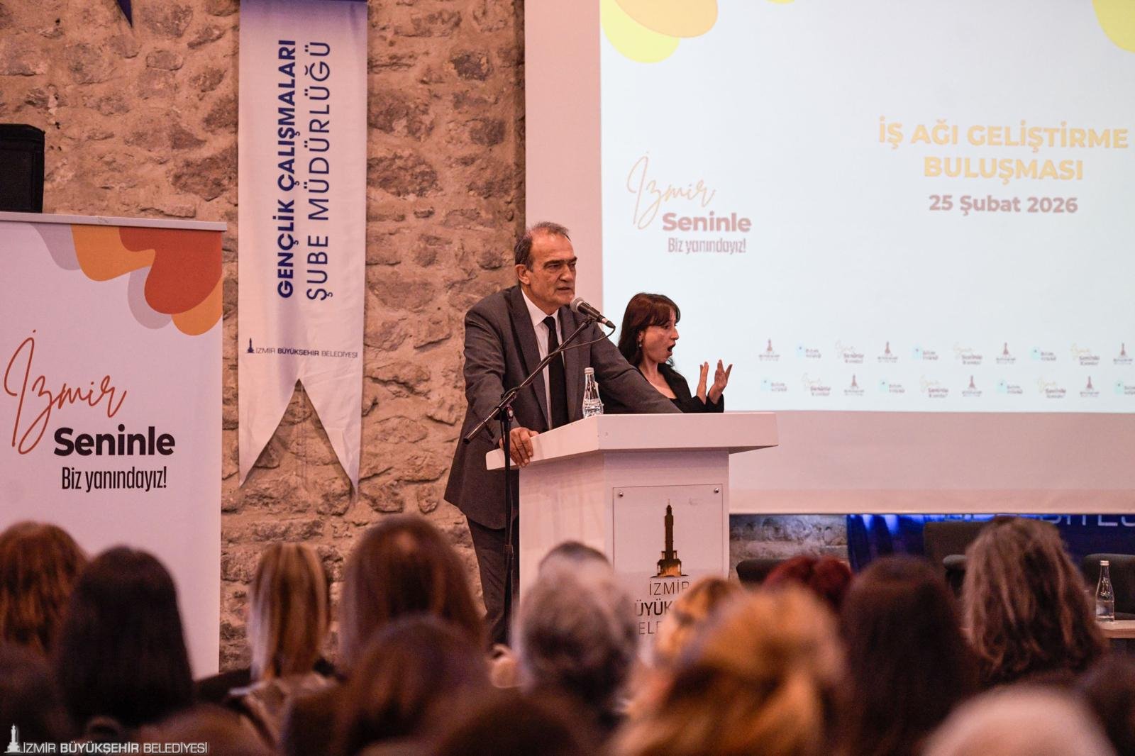 İzmir Seninle ile gençlerin önündeki engeller kalkıyor: İş dünyası gençlerden ne bekliyor? 2 İzmir Seninle ile gençlerin önündeki engeller kalkıyor: İş dünyası gençlerden ne bekliyor?