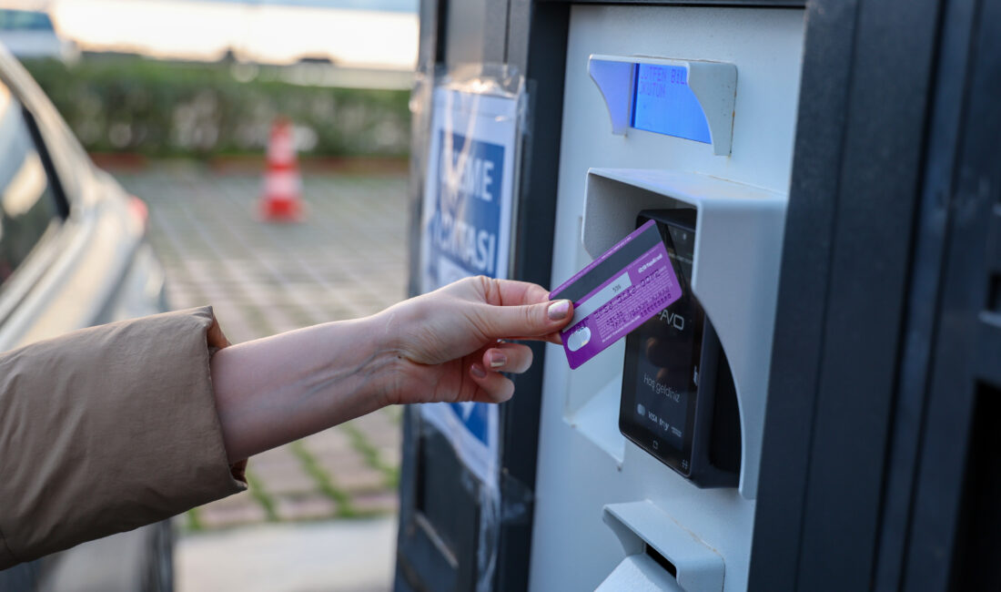 İzmir Büyükşehir Belediyesi otoparklarında insansız ödeme sistemi başladı. Kiosk adı