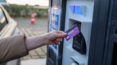 İzmir Büyükşehir Belediyesi otoparklarında insansız ödeme sistemi başladı. Kiosk adı