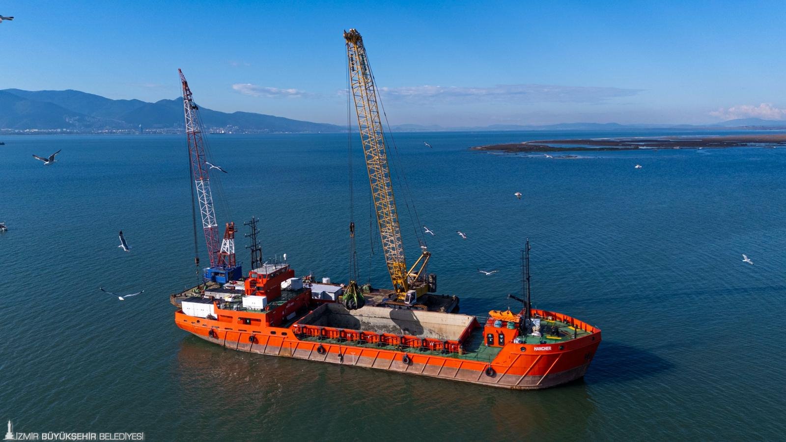 İzmir Körfezi'nin kuzeyinde nefes kesen operasyon: 1 milyon ton çamur çıkarıldı