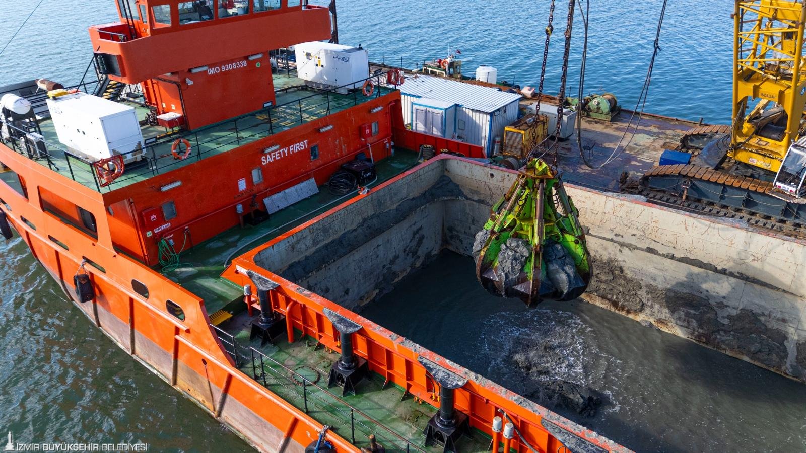 İzmir Körfezi'nin kuzeyinde nefes kesen operasyon: 1 milyon ton çamur çıkarıldı