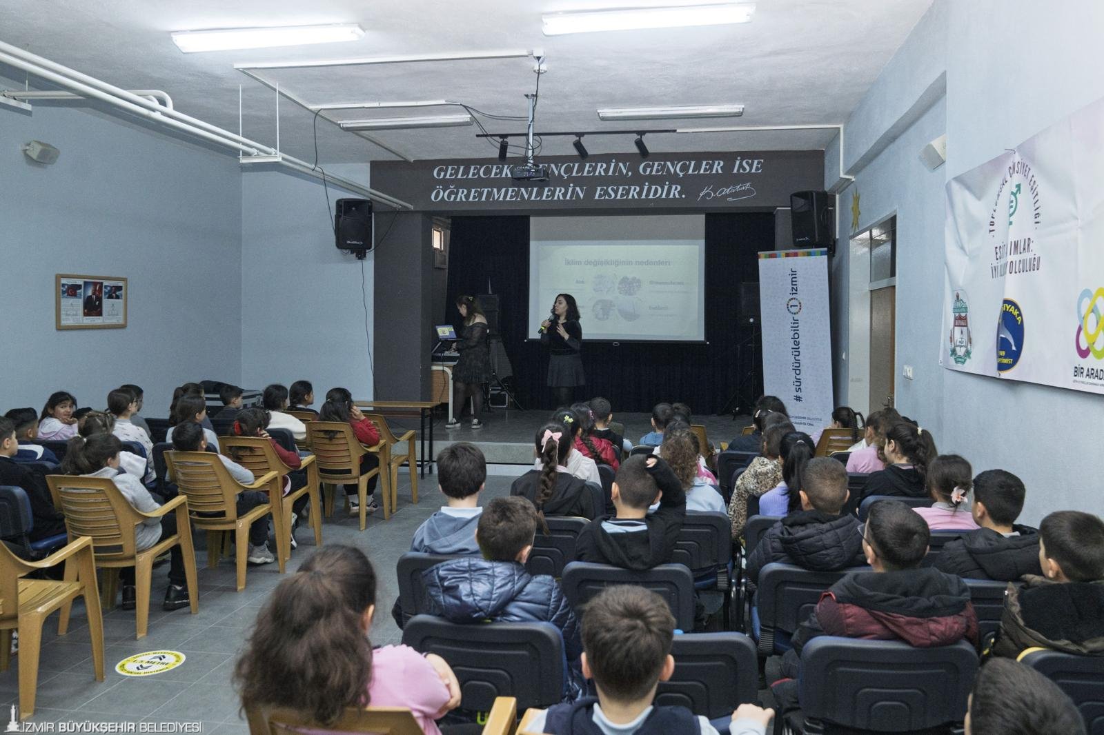 İzmir’de çocuklar iklim için ayakta: 'Bizim kararımız, bizim geleceğimiz'