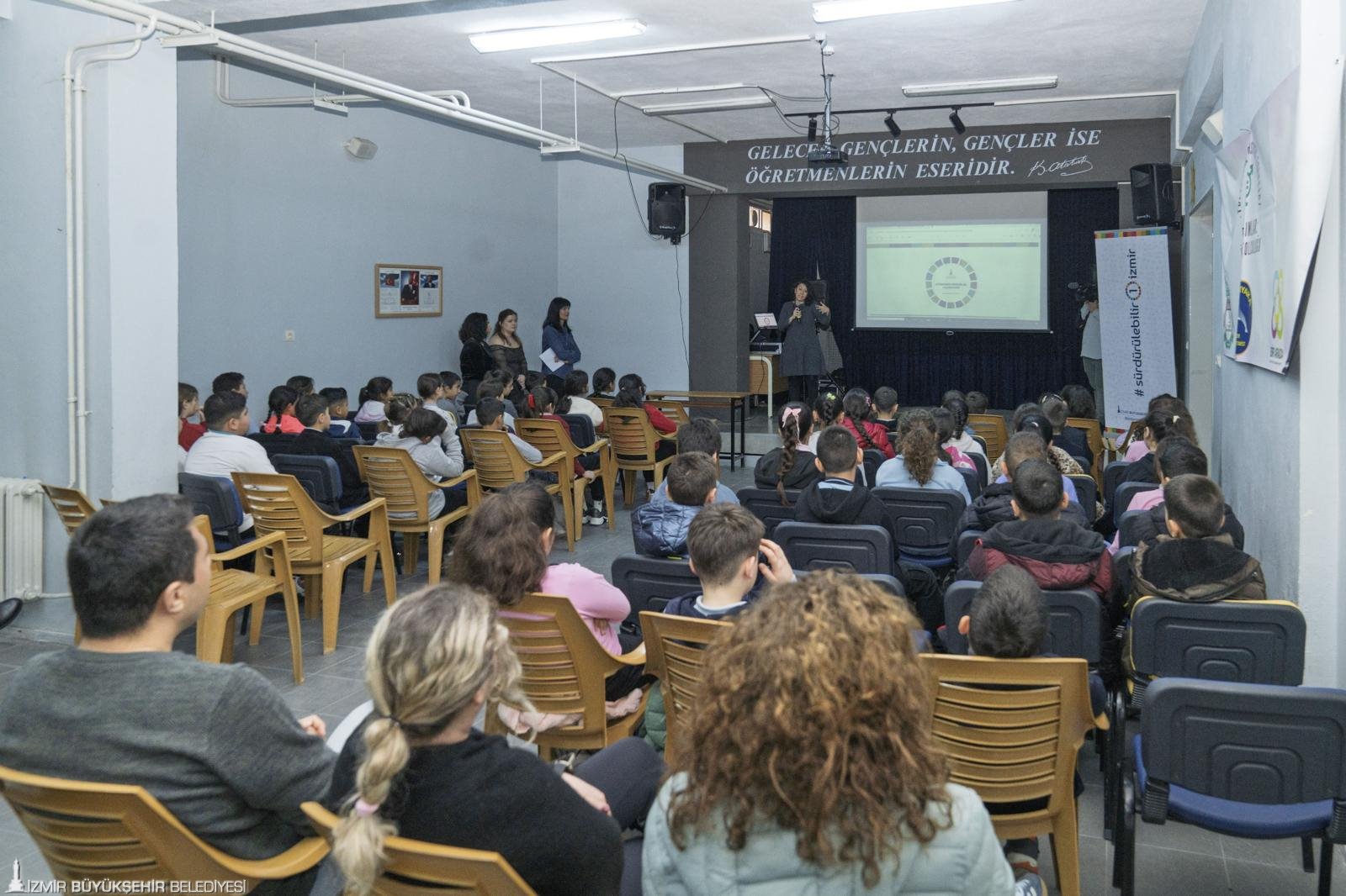 İzmir’de çocuklar iklim için ayakta: 'Bizim kararımız, bizim geleceğimiz'