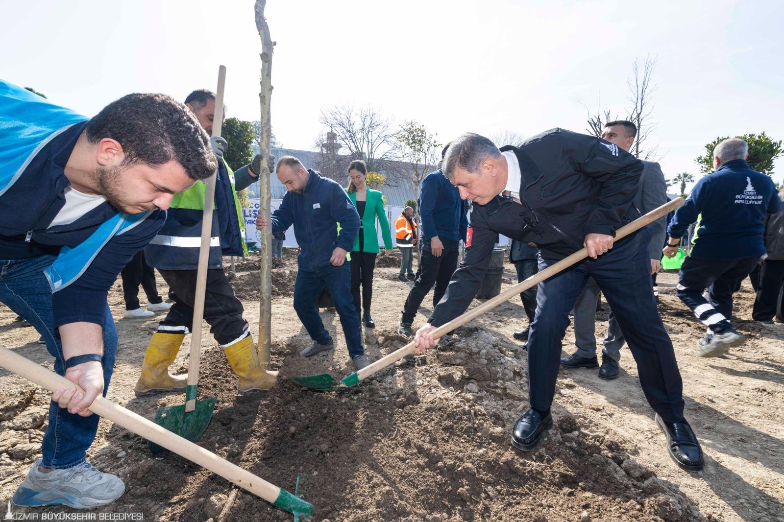 İzmir'e 190 yeni nefes: Beton söküldü, umut filizlendi