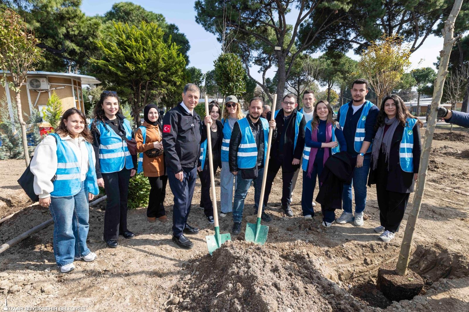 İzmir'e 190 yeni nefes: Beton söküldü, umut filizlendi