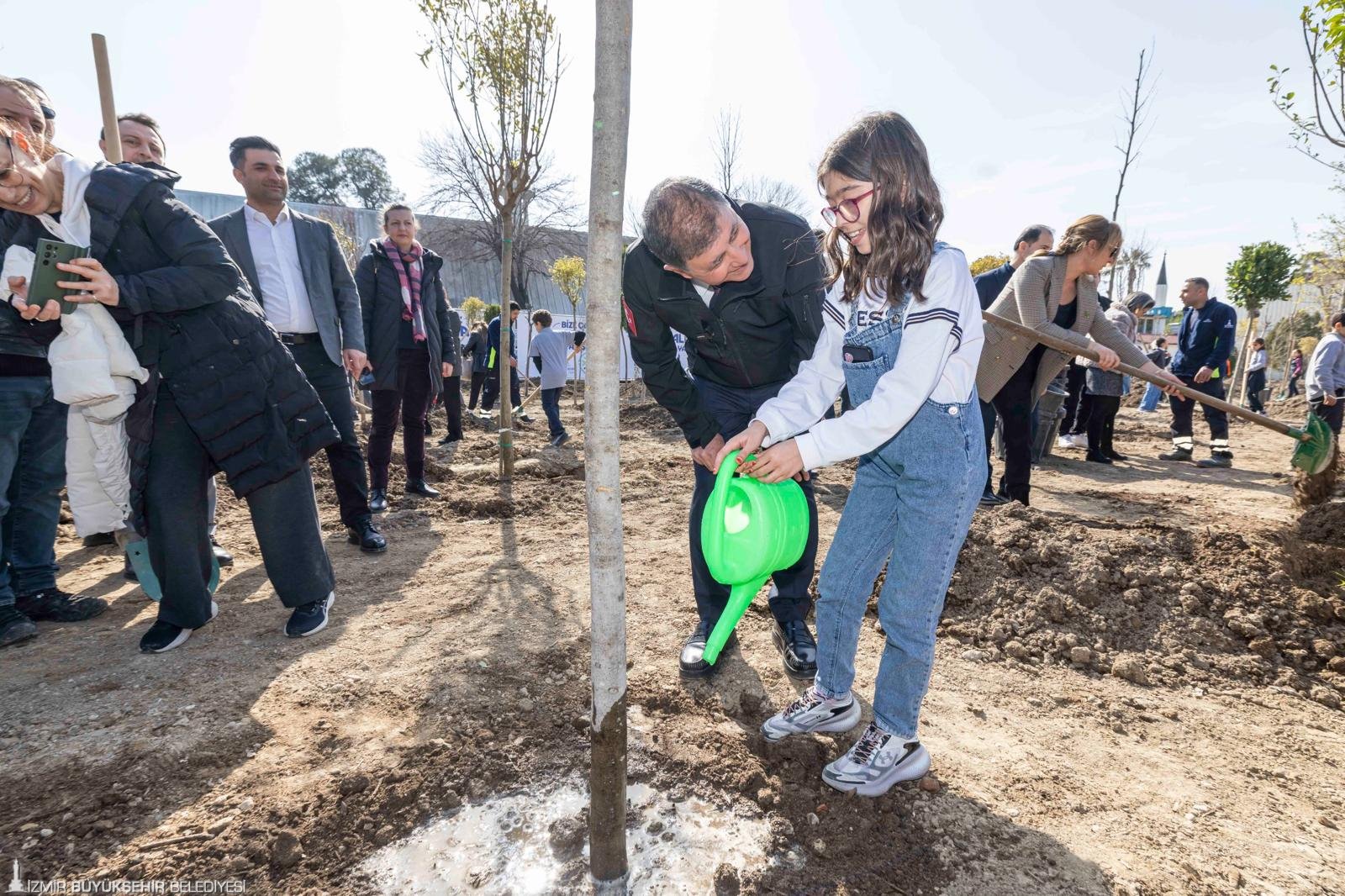 İzmir'e 190 yeni nefes: Beton söküldü, umut filizlendi