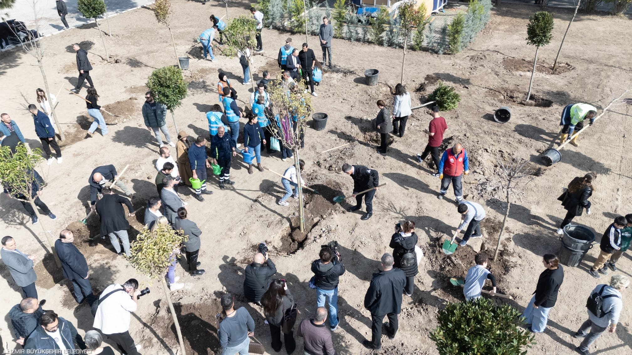 İzmir'e 190 yeni nefes: Beton söküldü, umut filizlendi