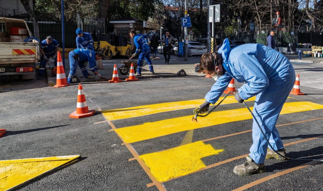 İzmir’in en işlek arterlerinden biri olan Vasıf Çınar Bulvarı’nda yaya