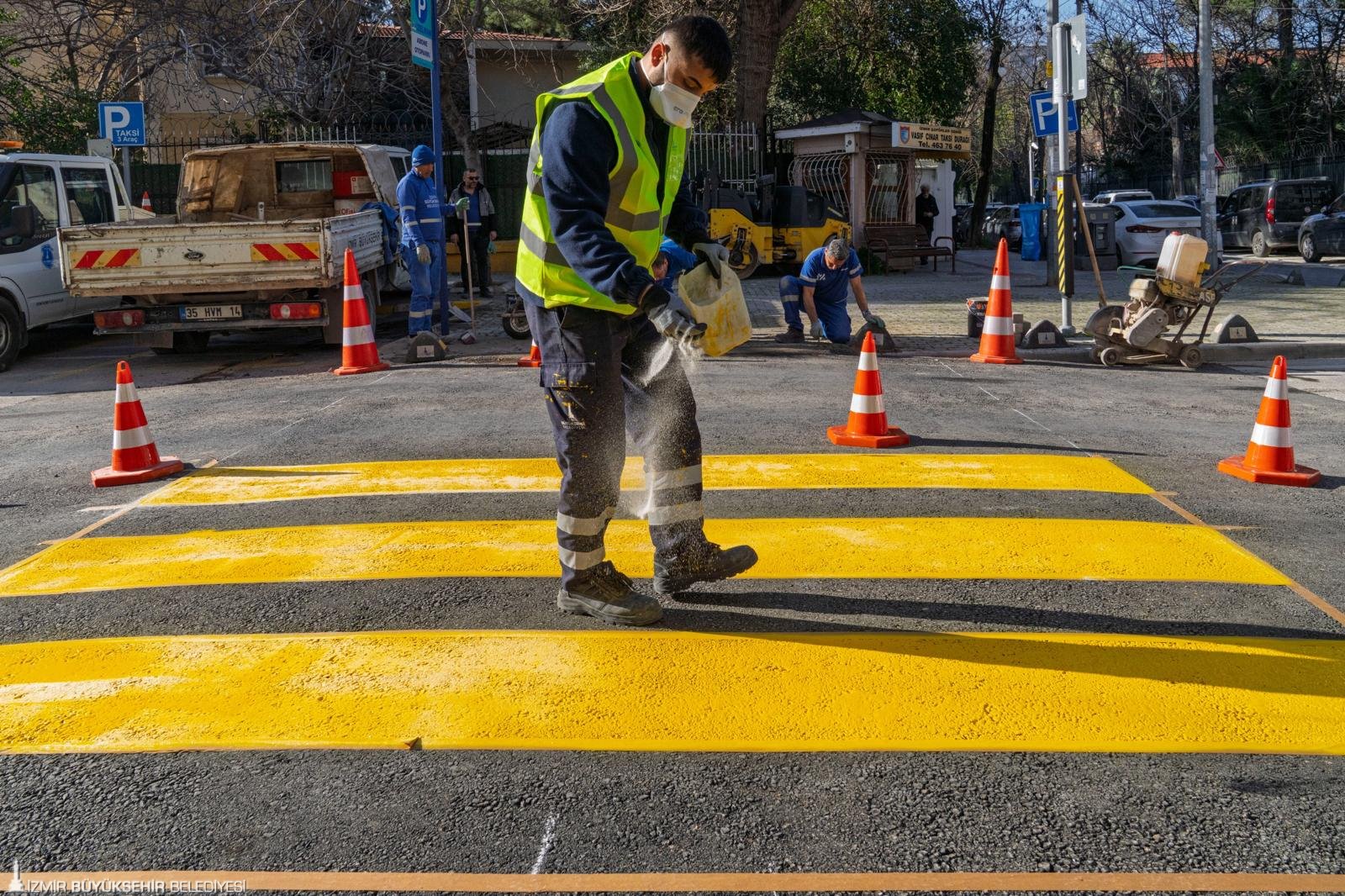 İzmir’de yaya güvenliği ön planda: Vasıf Çınar Bulvarı'nda yeni dönem