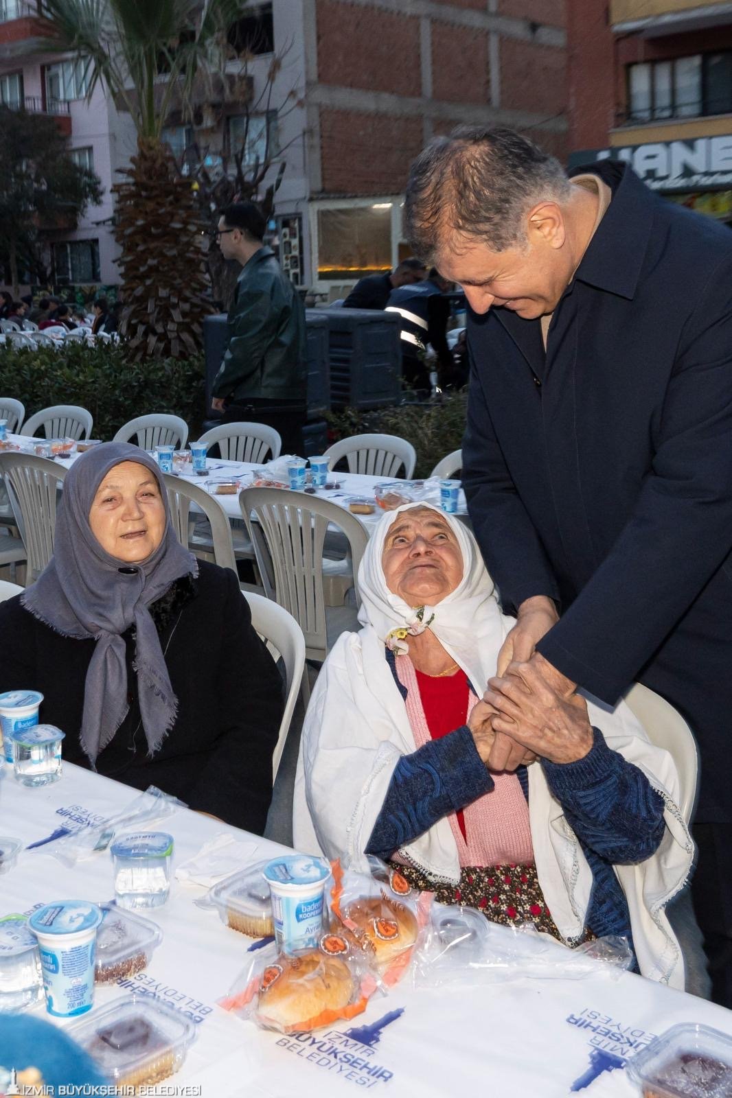 Büyükşehirden Beydağ'da 'Gönül Sofrası': 'Zorlukları omuz omuza aşacağız'