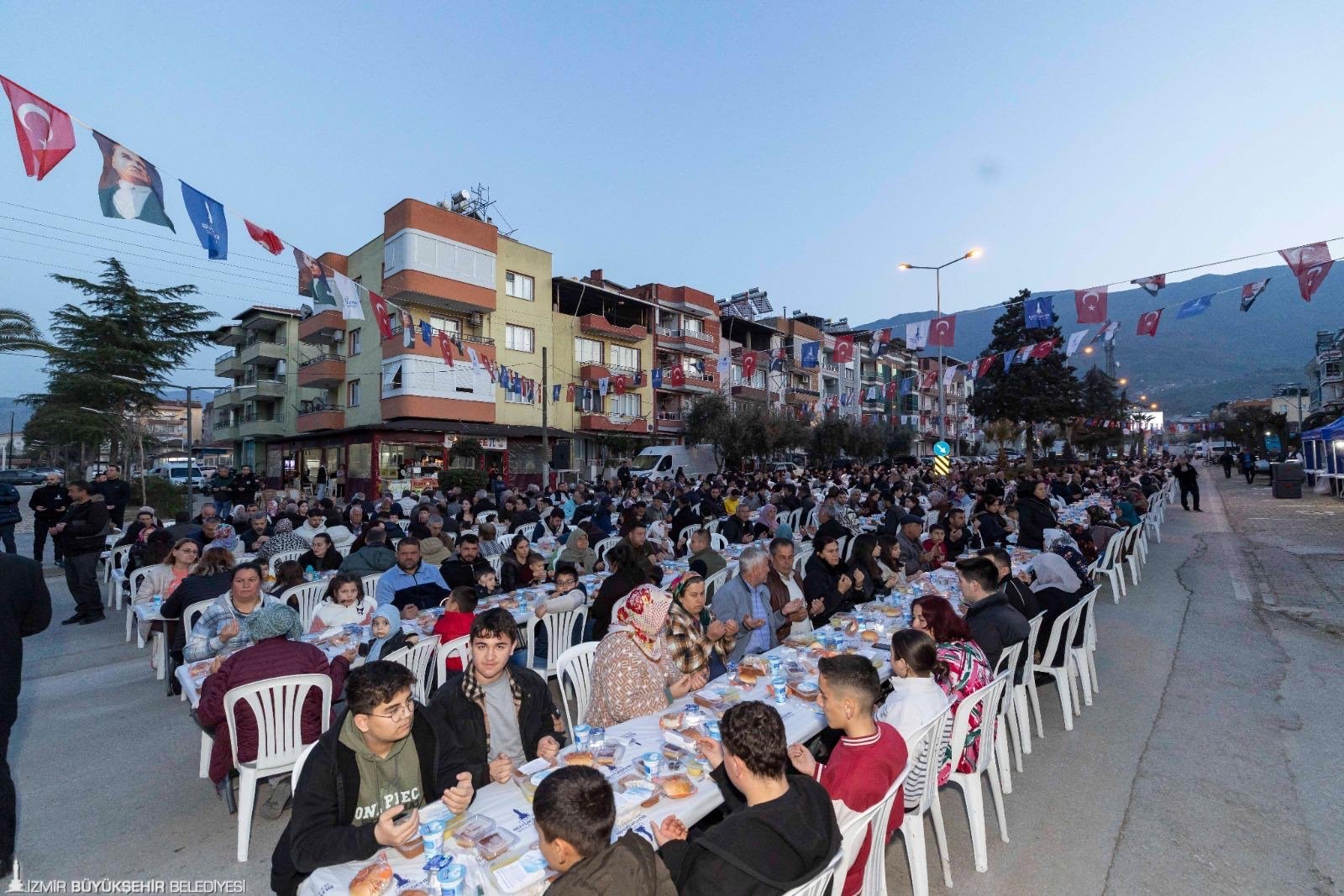 Büyükşehirden Beydağ'da 'Gönül Sofrası': 'Zorlukları omuz omuza aşacağız'