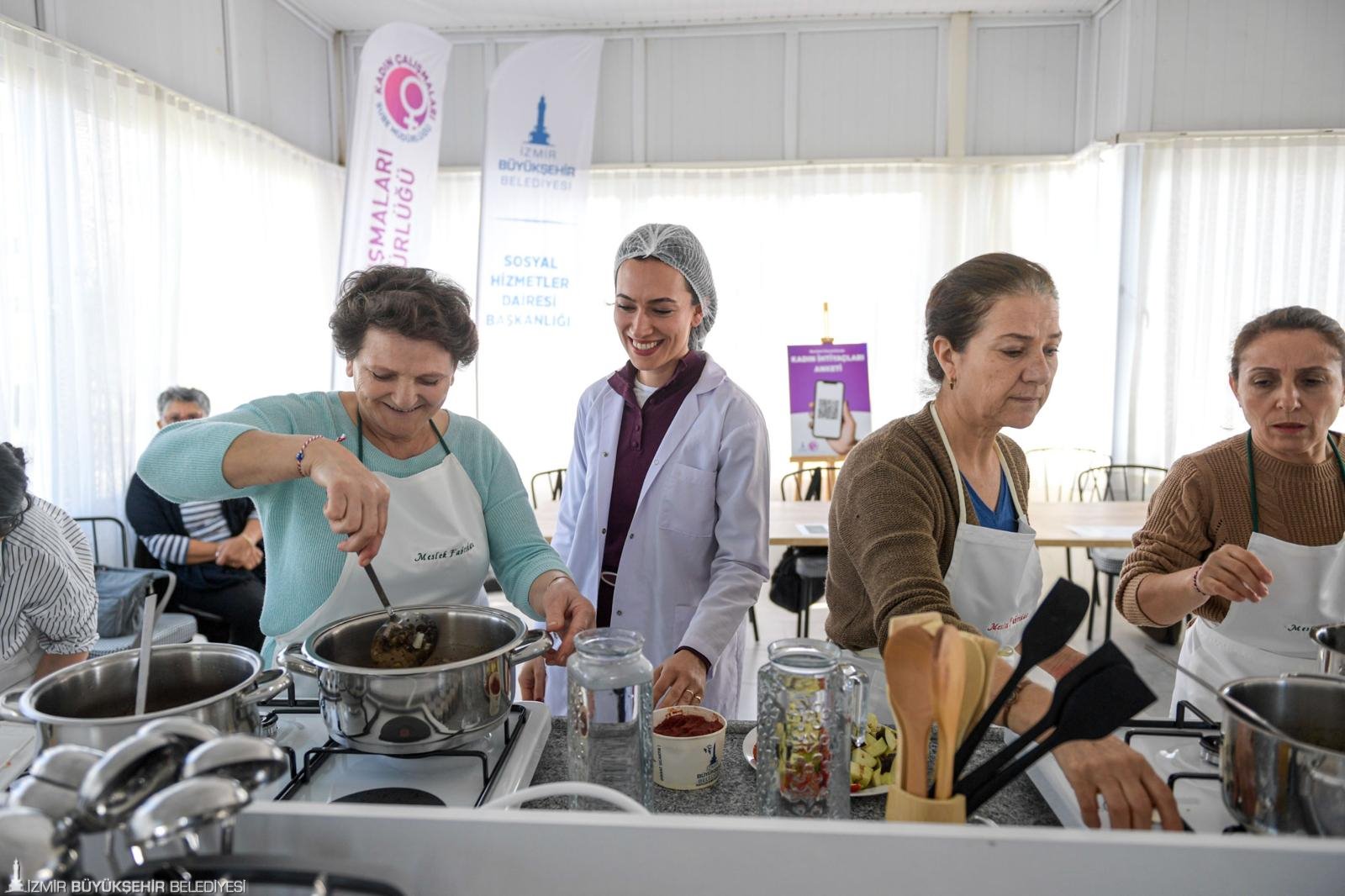 İzmir'de 'mahalle mutfağı' dönemi: Tencereler 'dayanışma' için kaynıyor