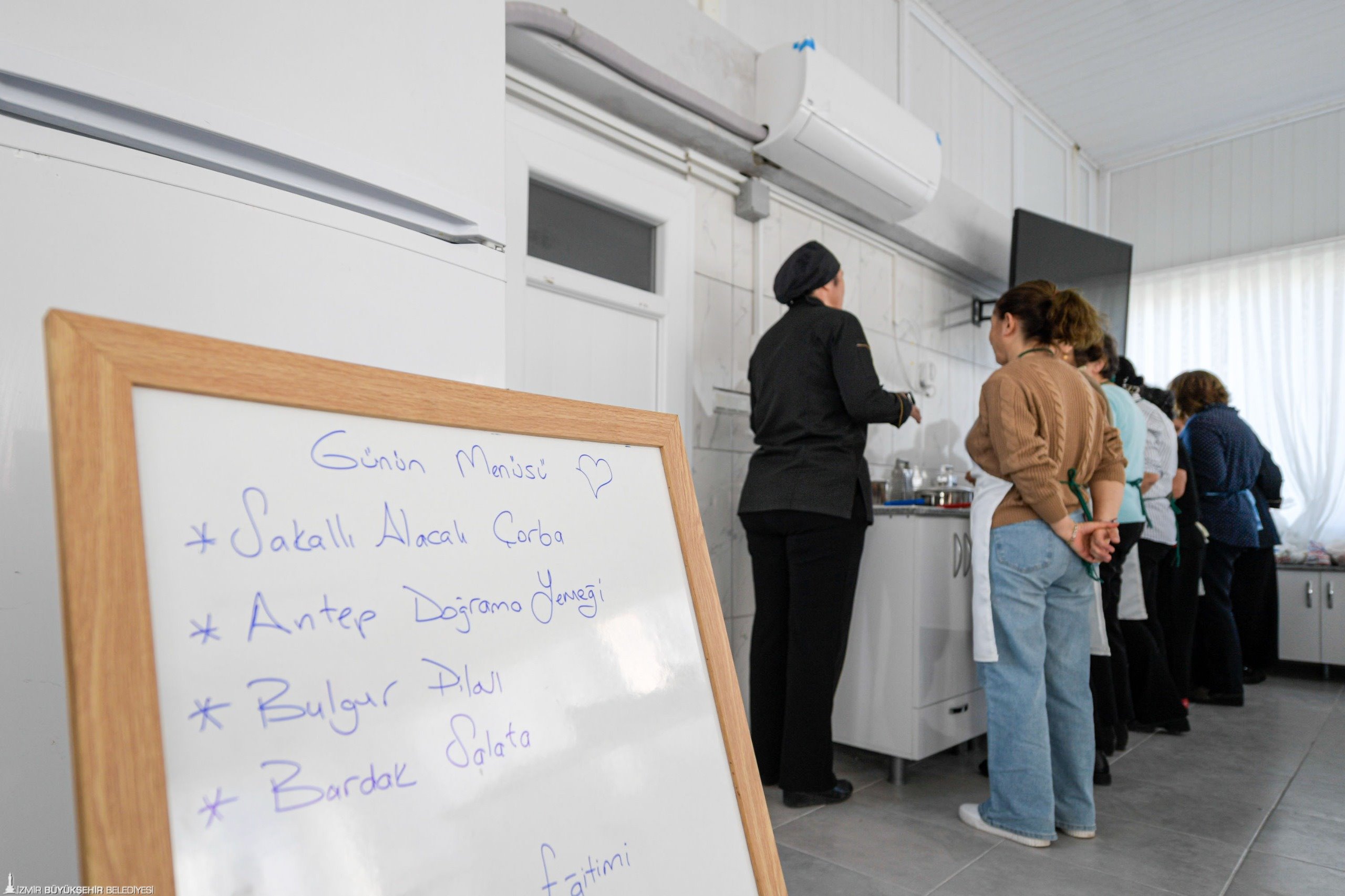 İzmir'de 'mahalle mutfağı' dönemi: Tencereler 'dayanışma' için kaynıyor