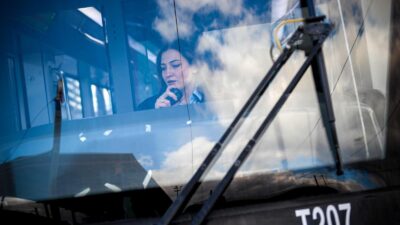 İzmir Metro AŞ’nin raylarındaki 29 kadın kahramandan biri olan 23