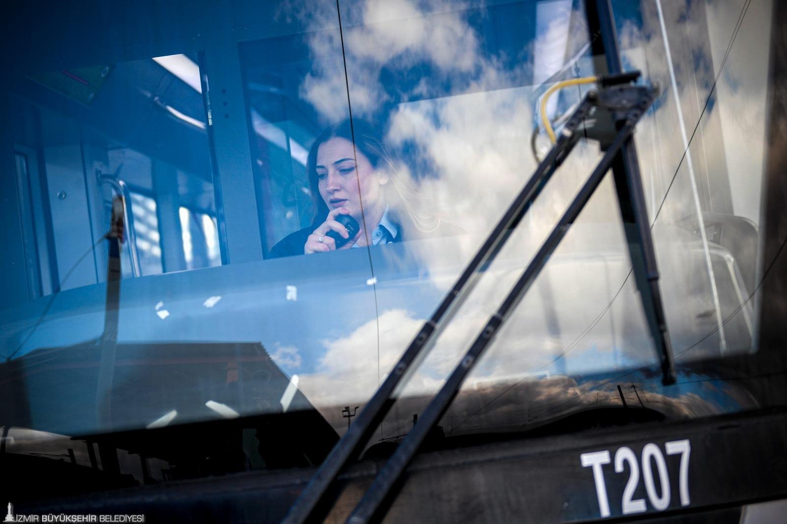 İzmir Metro AŞ’nin raylarındaki 29 kadın kahramandan biri olan 23
