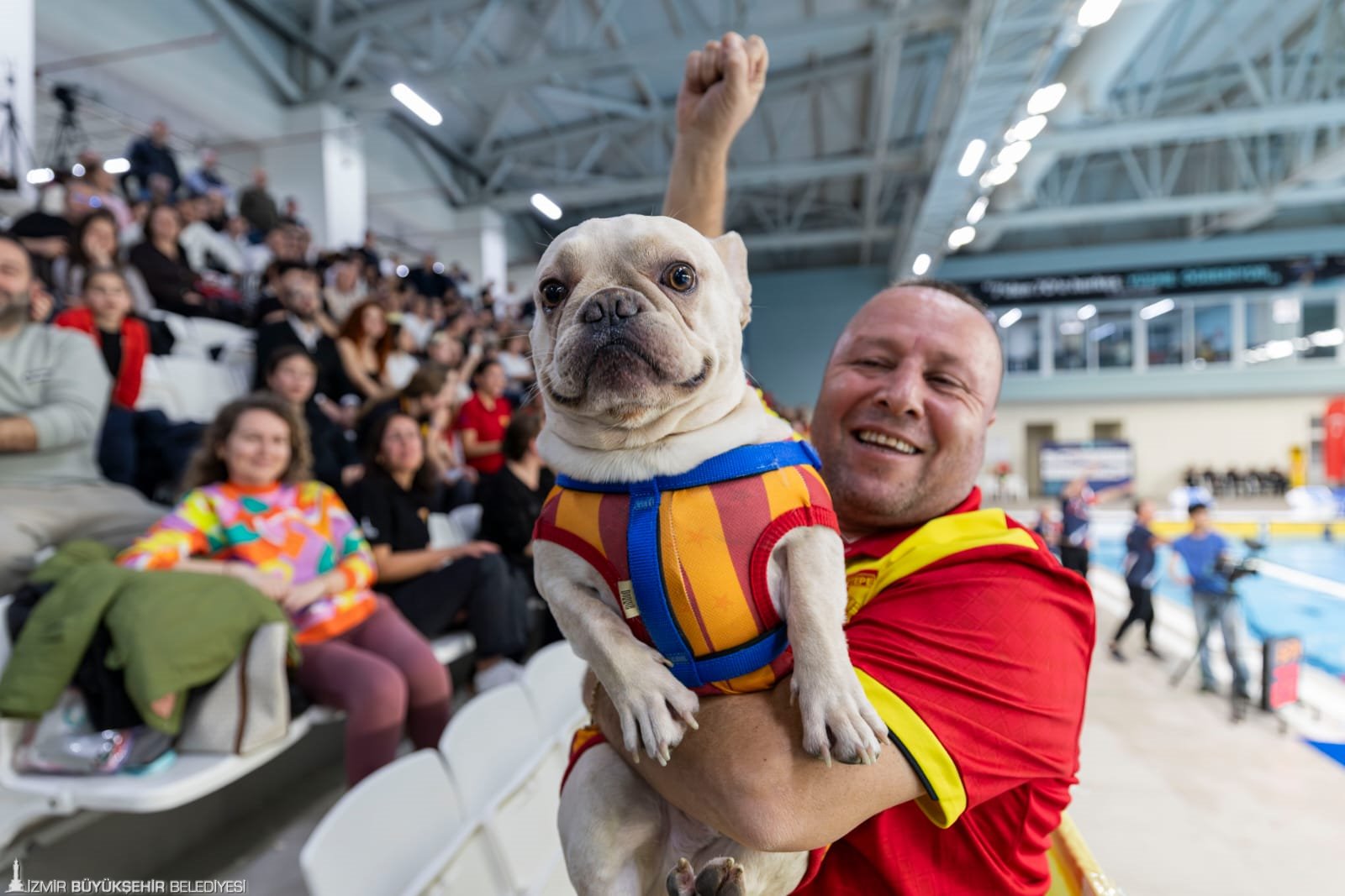 Göztepe’nin Avrupa zaferine Başkan Tugay da eşlik etti