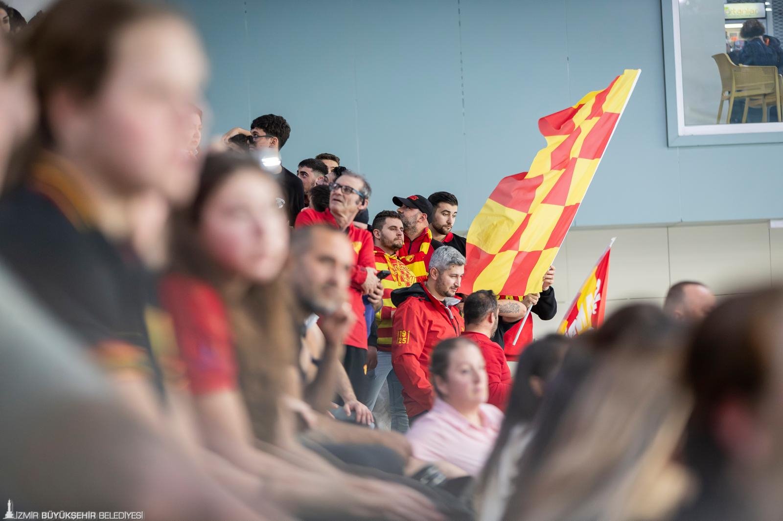 Göztepe’nin Avrupa zaferine Başkan Tugay da eşlik etti