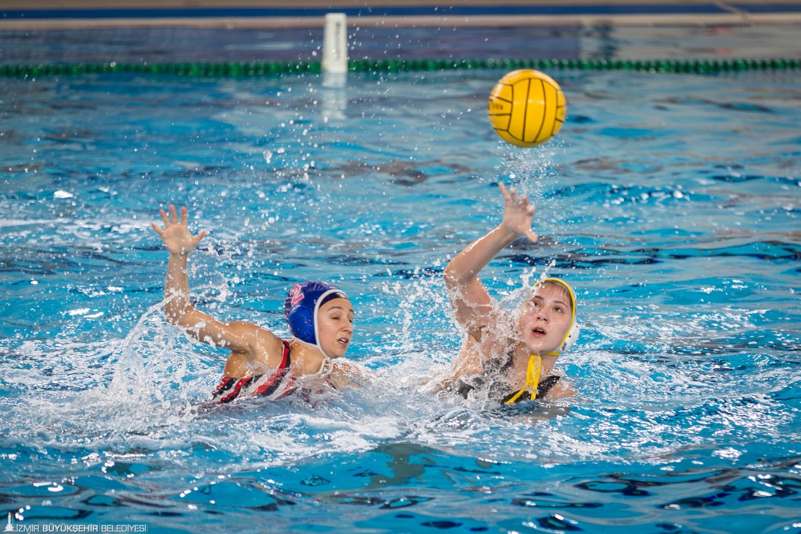 Göztepe’nin Avrupa zaferine Başkan Tugay da eşlik etti