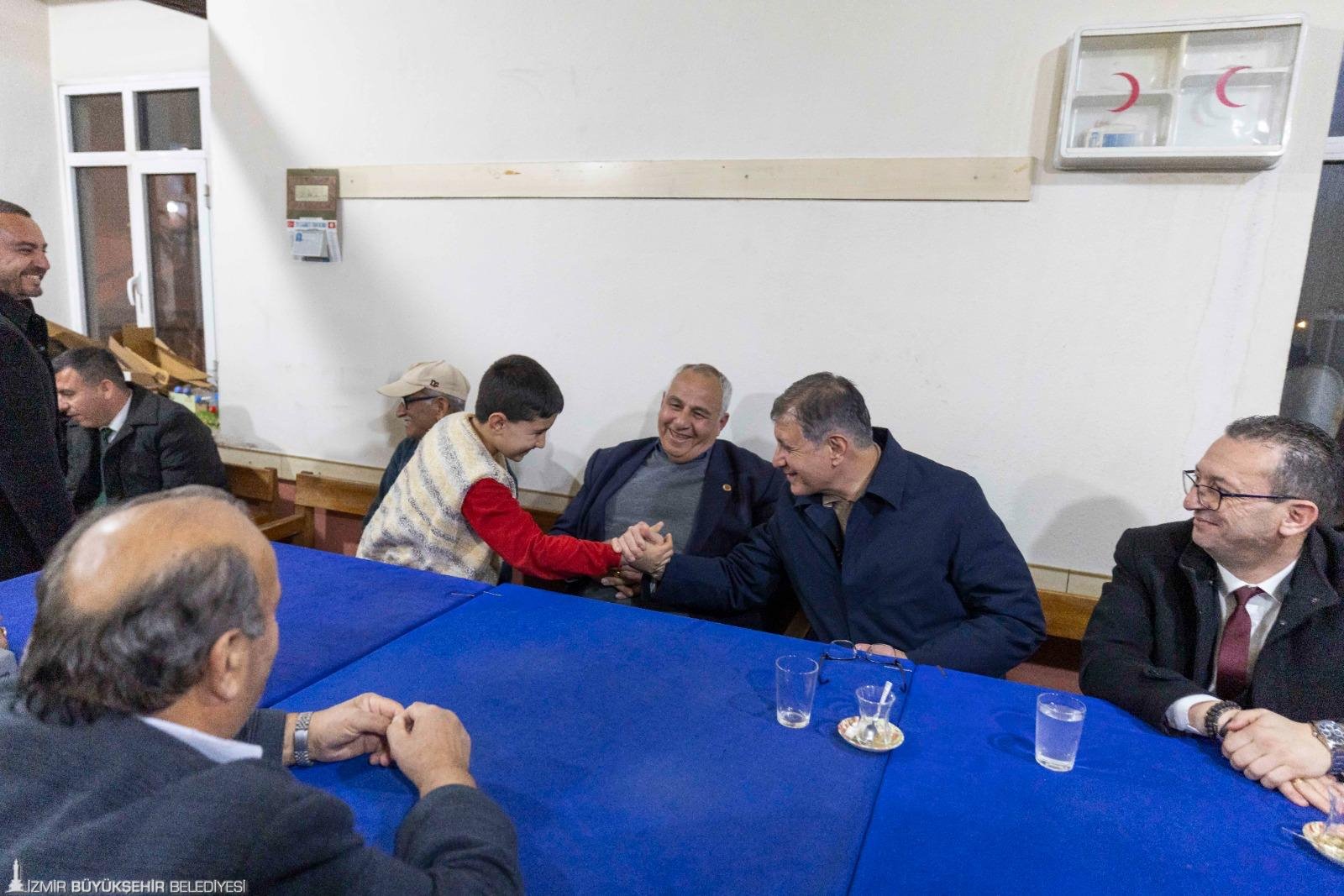 Başkan Tugay iftardan sahura halkın arasında: 'Makam umurumda değil; ne istiyorsanız yapacağım'