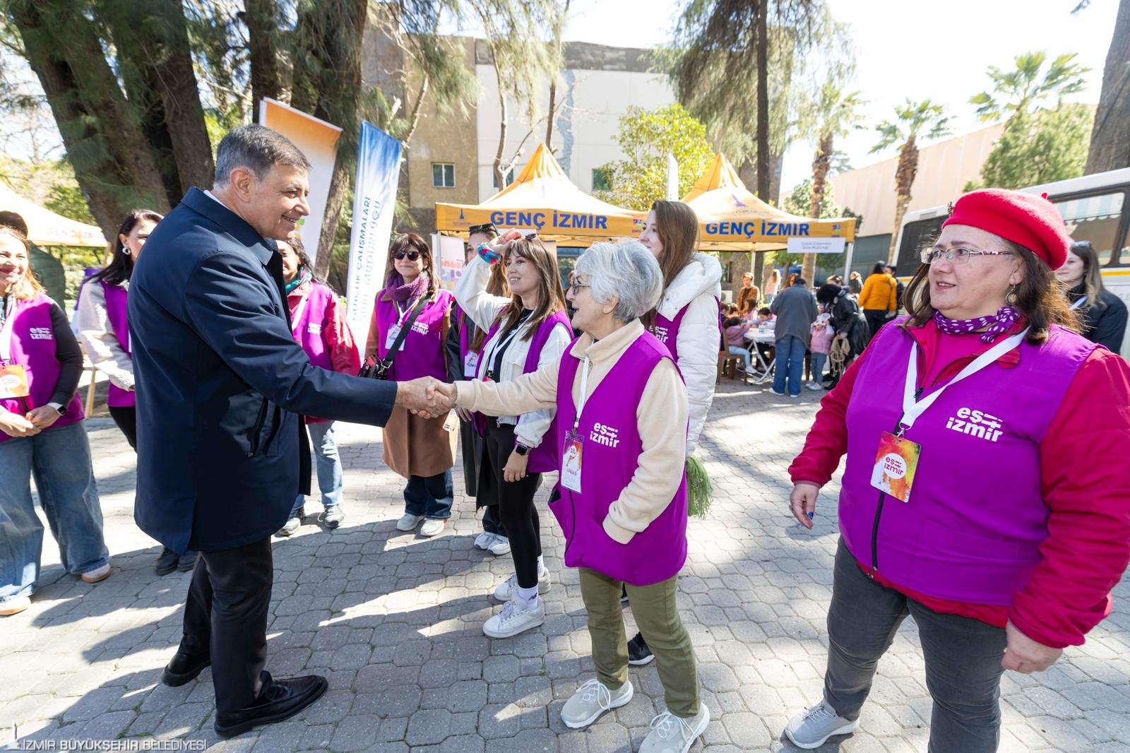 Başkan Tugay, Atatürk'ün sözüyle kadınlar gününü kutladı: "Herşey kadının eseridir"