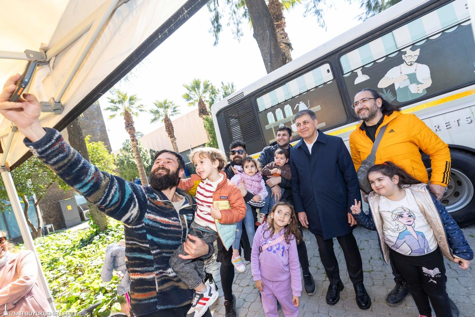 Başkan Tugay, Atatürk'ün sözüyle kadınlar gününü kutladı: "Herşey kadının eseridir"