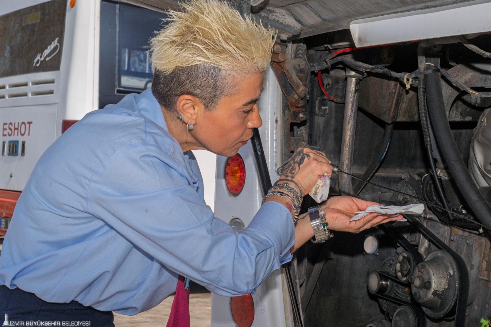 Türkiye rekoru İzmir’de: ESHOT’un 300 kadın şoförüyle 'tam yol ileri'