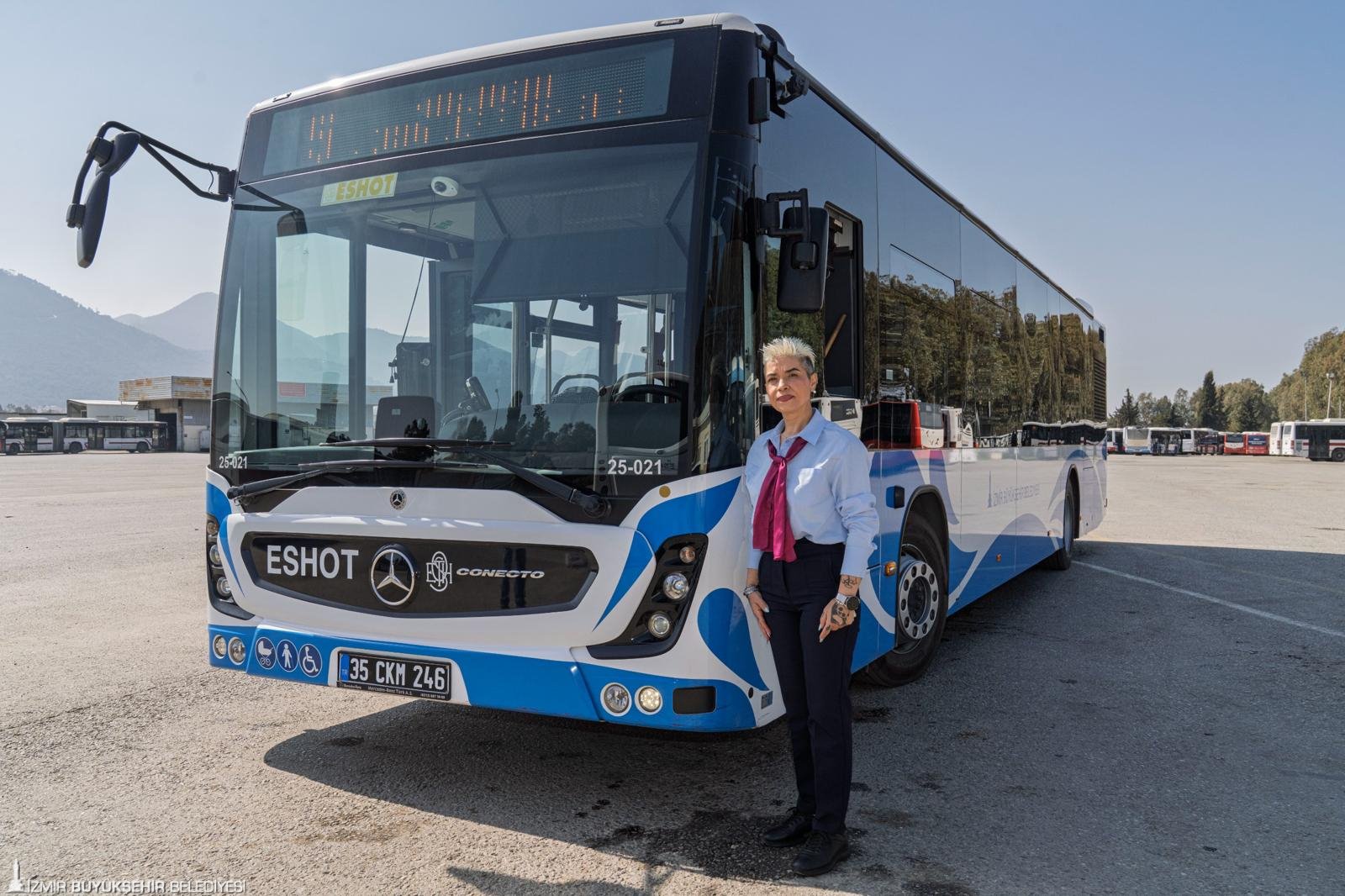 Türkiye rekoru İzmir’de: ESHOT’un 300 kadın şoförüyle 'tam yol ileri'