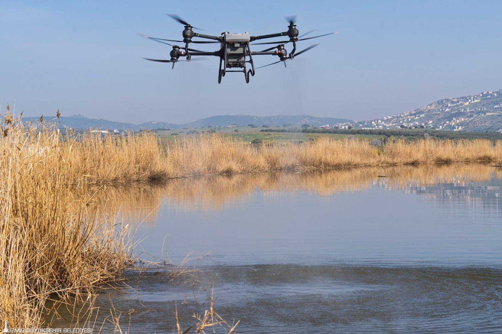 İzmir'de sivrisinekle mücadelede teknoloji sahada: Drone'larla 254 bin noktada ilaçlama