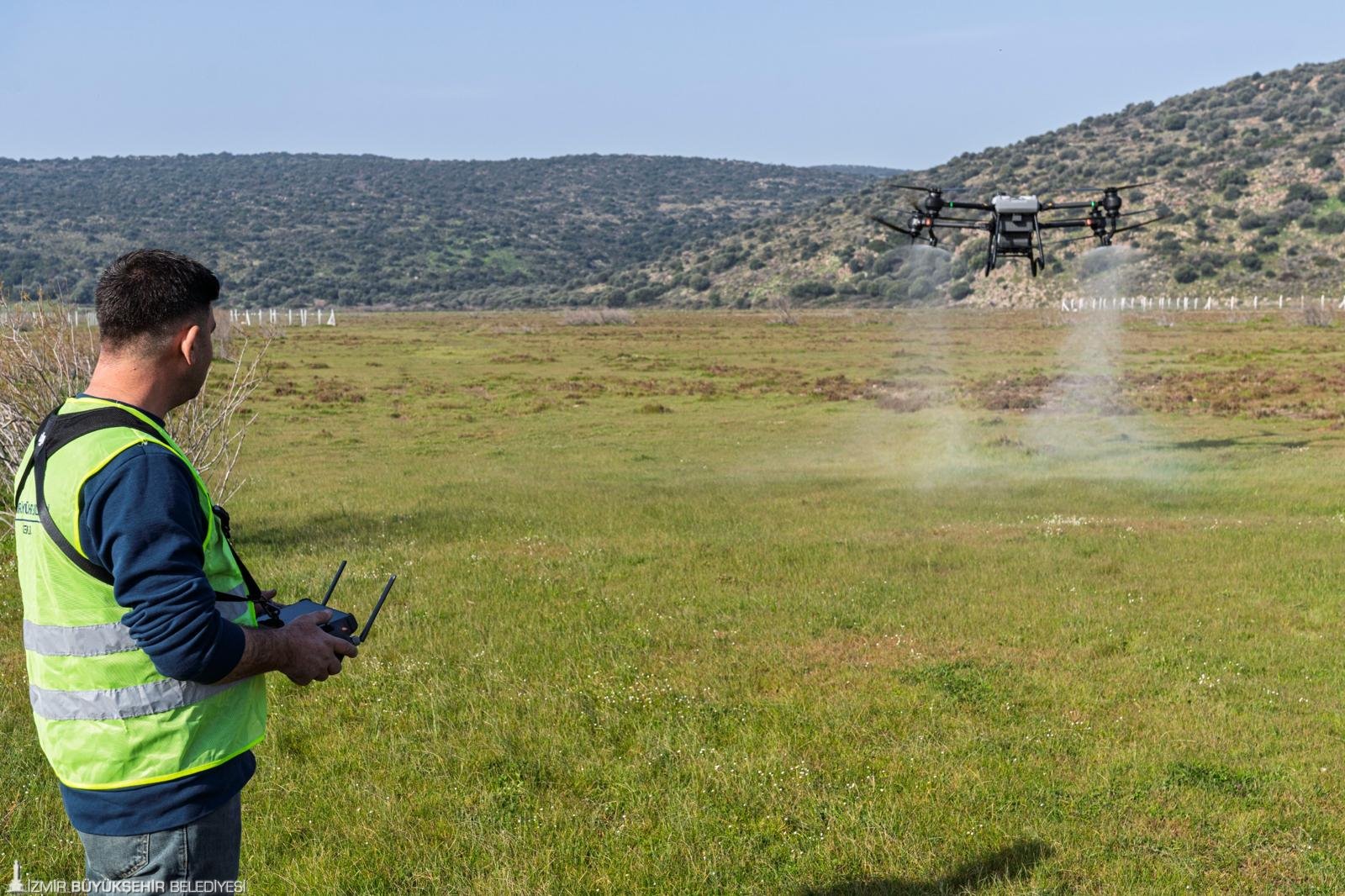 İzmir'de sivrisinekle mücadelede teknoloji sahada: Drone'larla 254 bin noktada ilaçlama