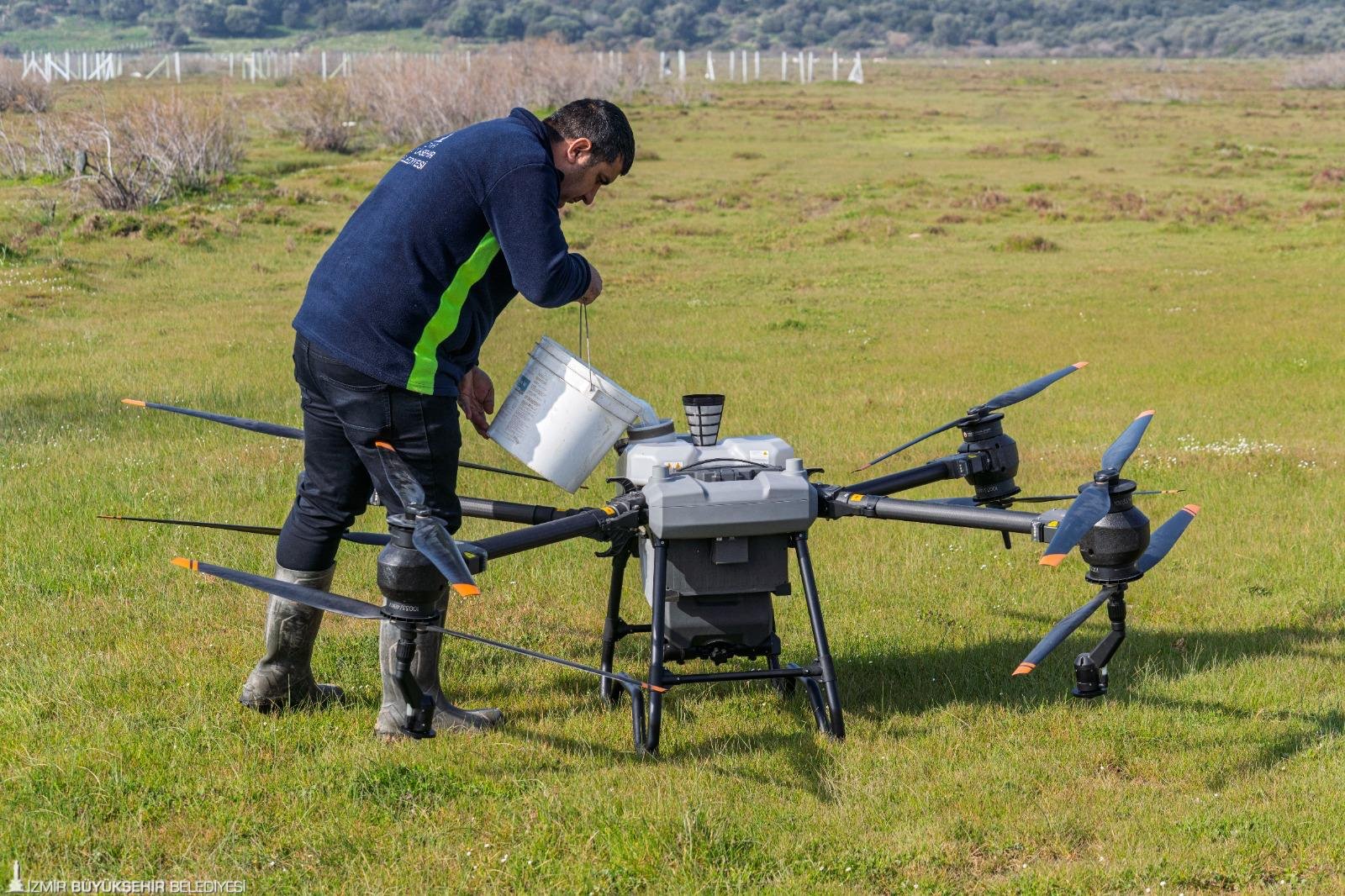 İzmir'de sivrisinekle mücadelede teknoloji sahada: Drone'larla 254 bin noktada ilaçlama