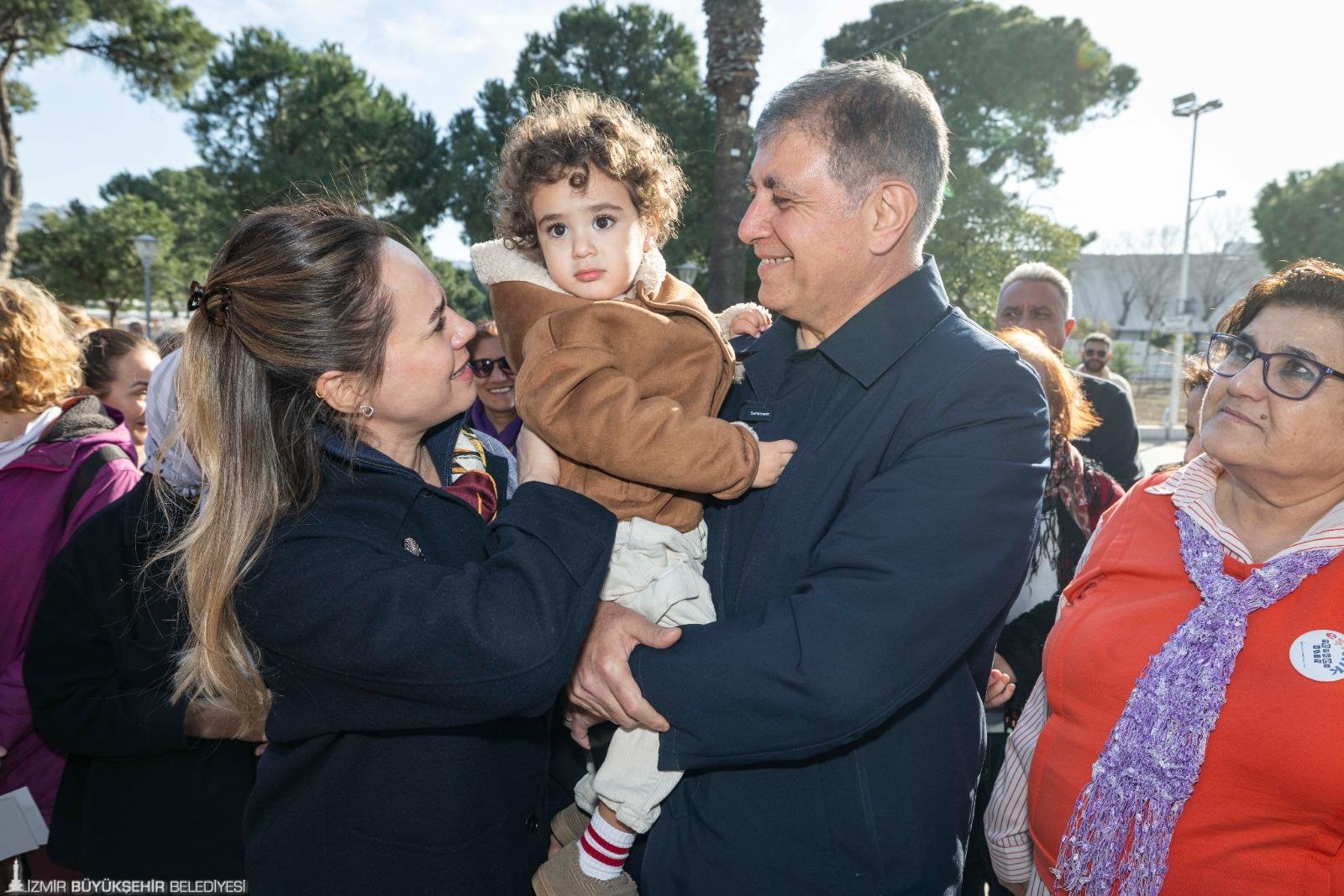 Fırçalar 'eşitlik' ve 'yaşam hakkı' için dile geldi: İzmir'de kadına şiddete karşı 'Kırmızı Alarm'