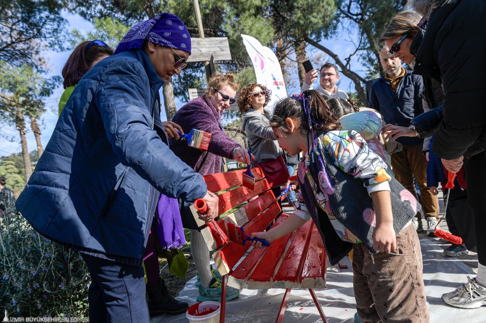 Fırçalar 'eşitlik' ve 'yaşam hakkı' için dile geldi: İzmir'de kadına şiddete karşı 'Kırmızı Alarm'