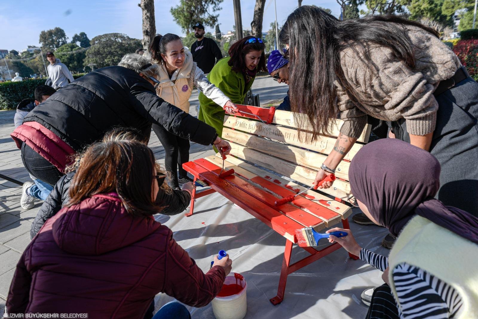 Fırçalar 'eşitlik' ve 'yaşam hakkı' için dile geldi: İzmir'de kadına şiddete karşı 'Kırmızı Alarm'