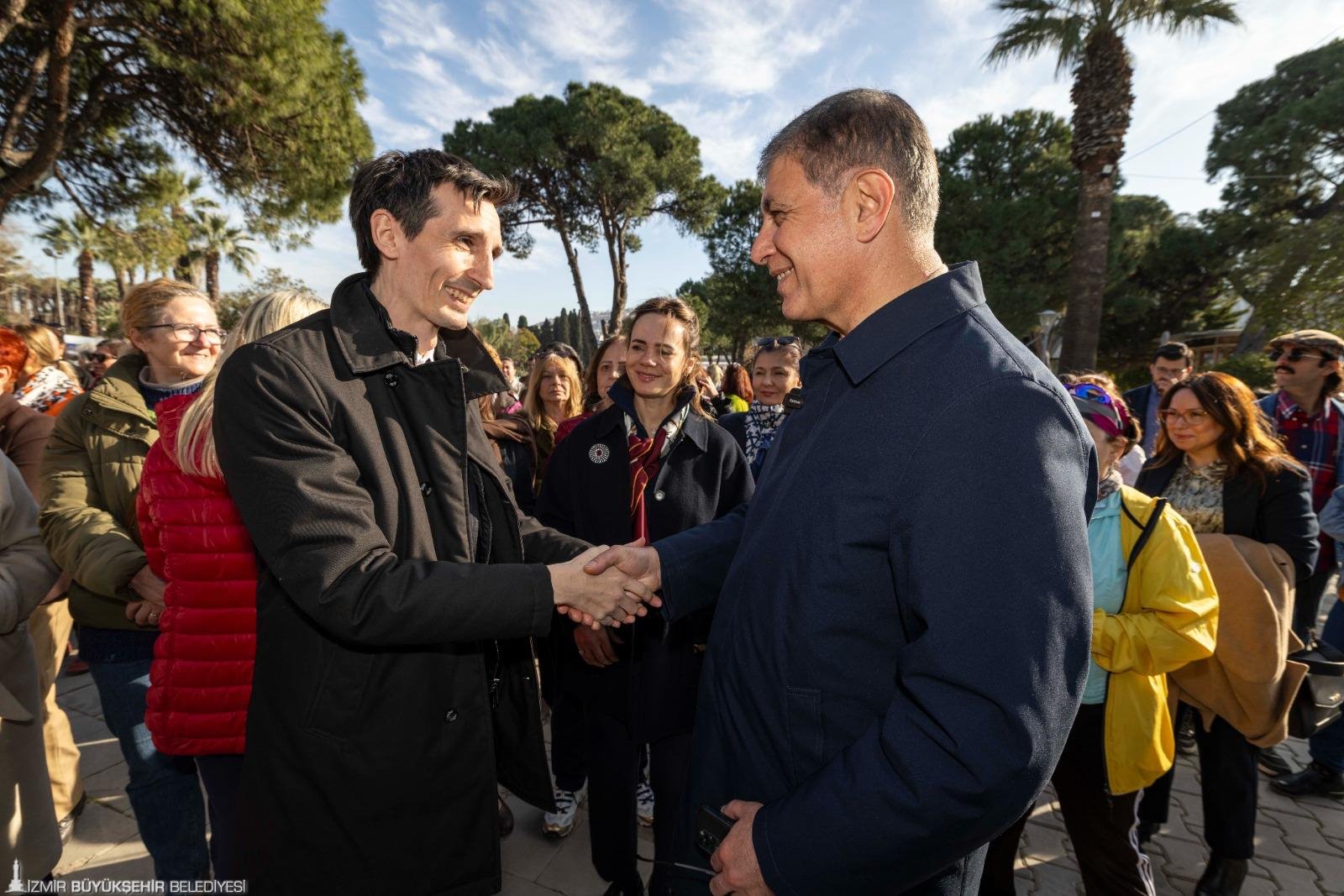 Fırçalar 'eşitlik' ve 'yaşam hakkı' için dile geldi: İzmir'de kadına şiddete karşı 'Kırmızı Alarm'