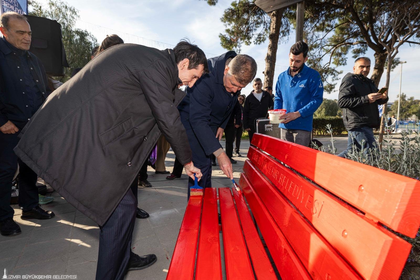 Fırçalar 'eşitlik' ve 'yaşam hakkı' için dile geldi: İzmir'de kadına şiddete karşı 'Kırmızı Alarm'