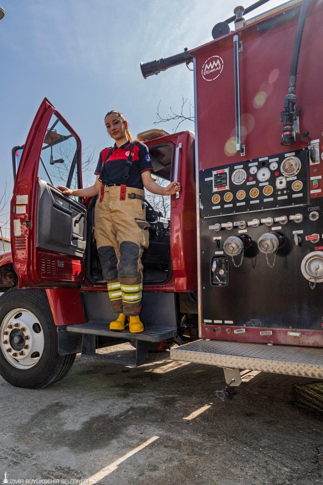İzmir’in alevlerle savaşan cesur yüreği: Pes etmedi; Narlıdere'nin alev savaşçısı oldu