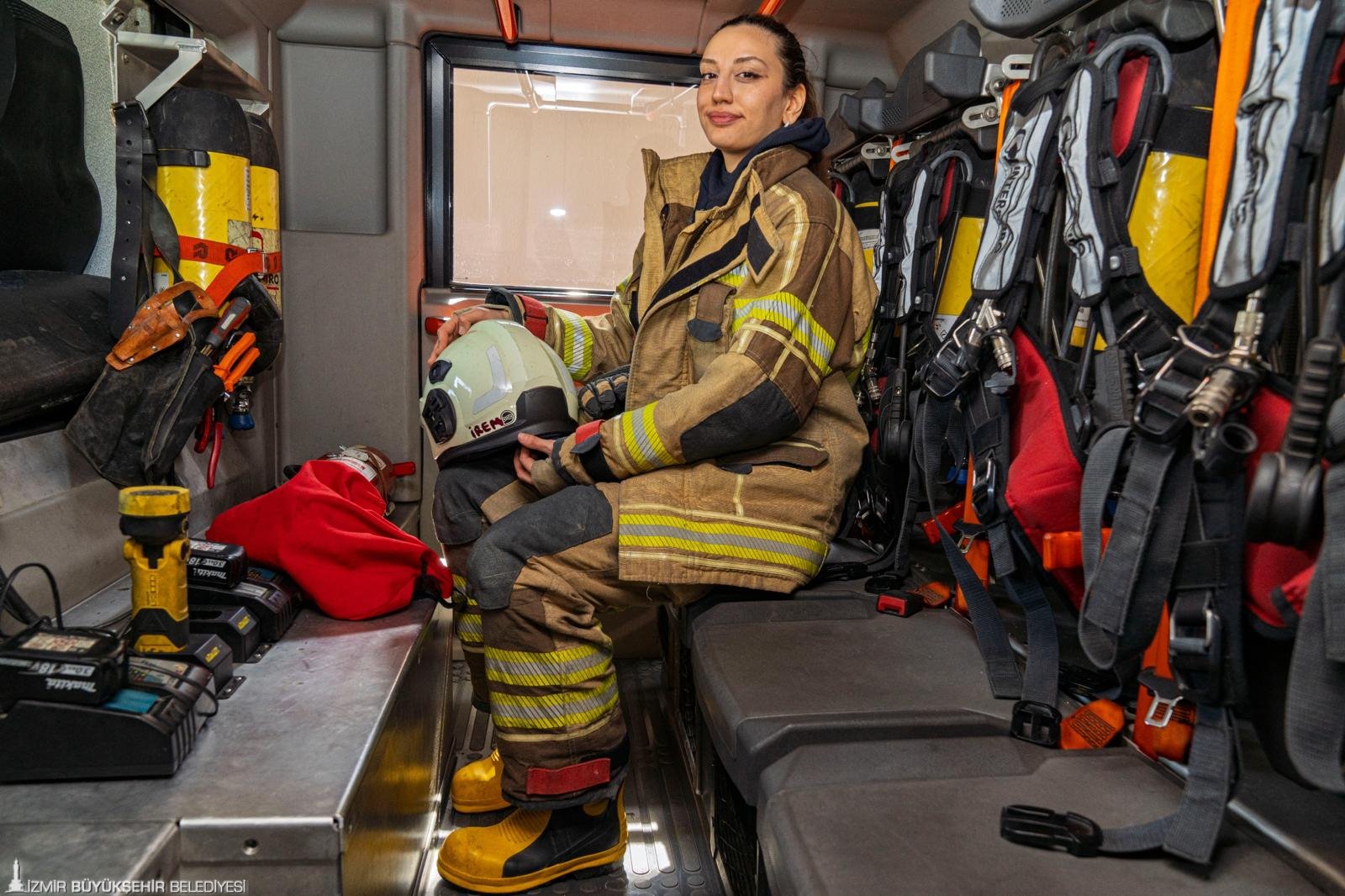 İzmir’in alevlerle savaşan cesur yüreği: Pes etmedi; Narlıdere'nin alev savaşçısı oldu