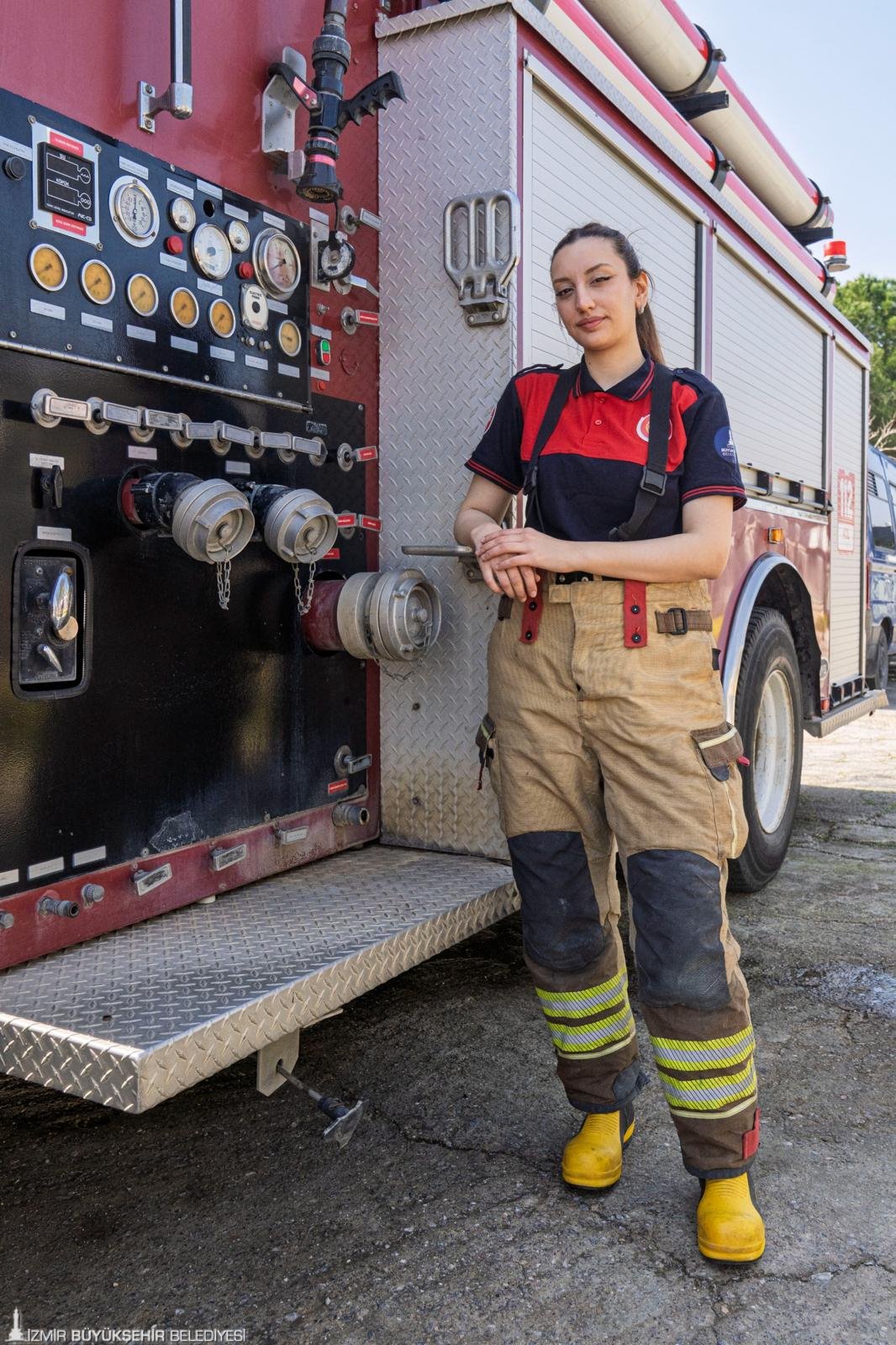 İzmir’in alevlerle savaşan cesur yüreği: Pes etmedi; Narlıdere'nin alev savaşçısı oldu