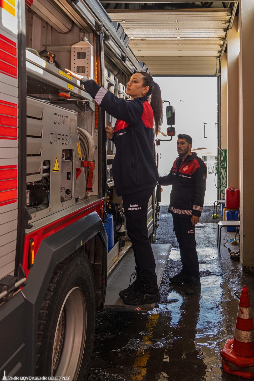 İzmir’in alevlerle savaşan cesur yüreği: Pes etmedi; Narlıdere'nin alev savaşçısı oldu