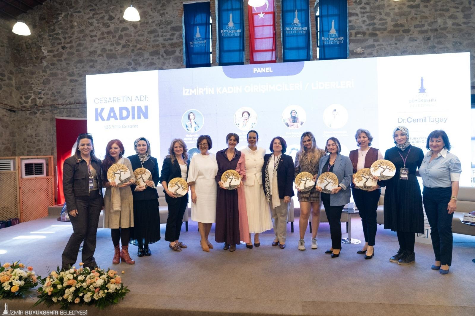 Cesaretin adı İzmir'de kadın oldu: 'Cam tavanları birlikte kırıyoruz'