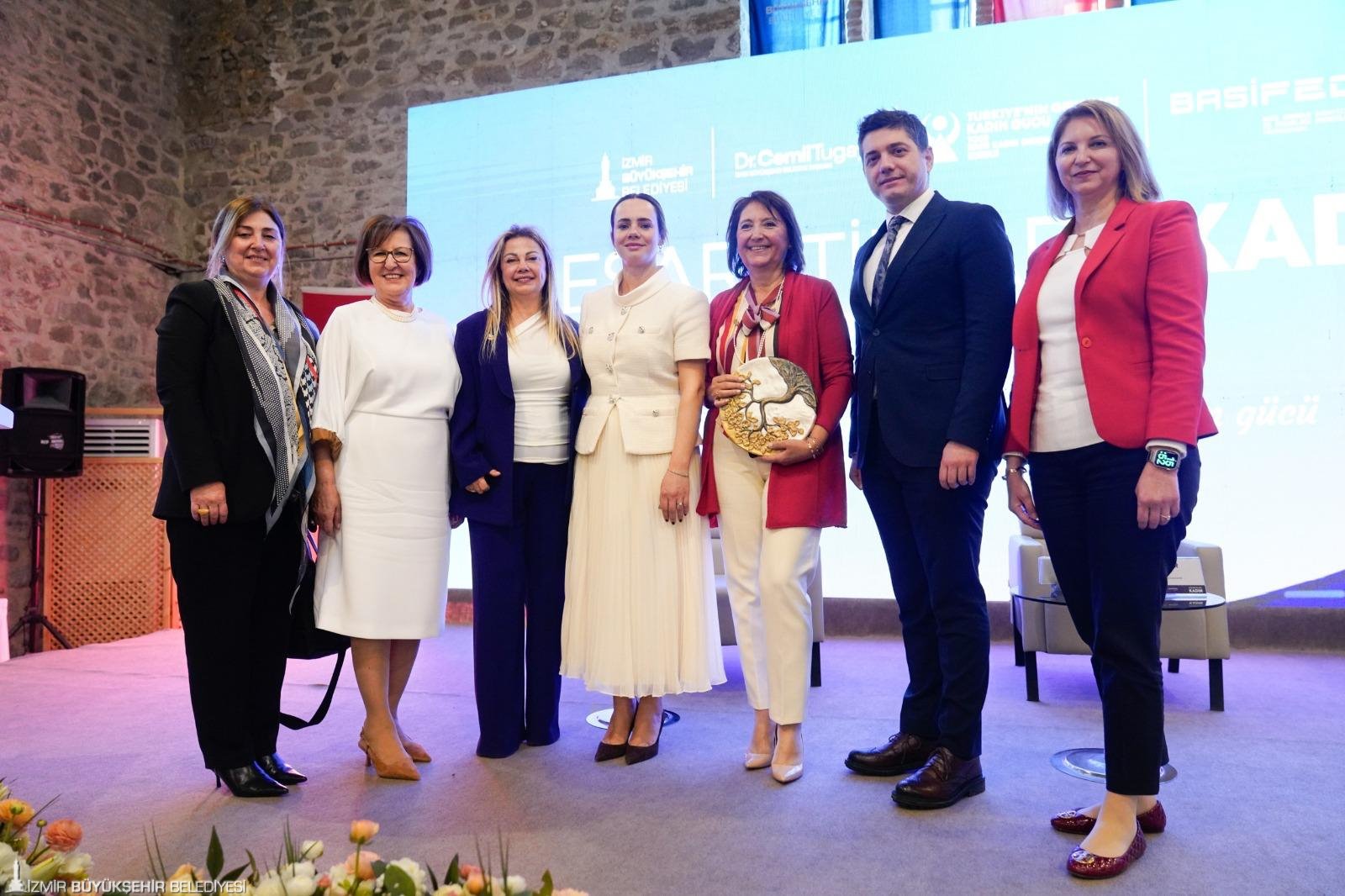 Cesaretin adı İzmir'de kadın oldu: 'Cam tavanları birlikte kırıyoruz'