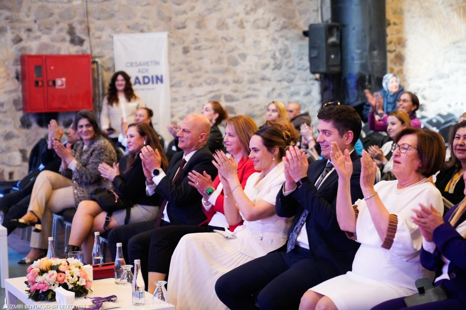 Cesaretin adı İzmir'de kadın oldu: 'Cam tavanları birlikte kırıyoruz'