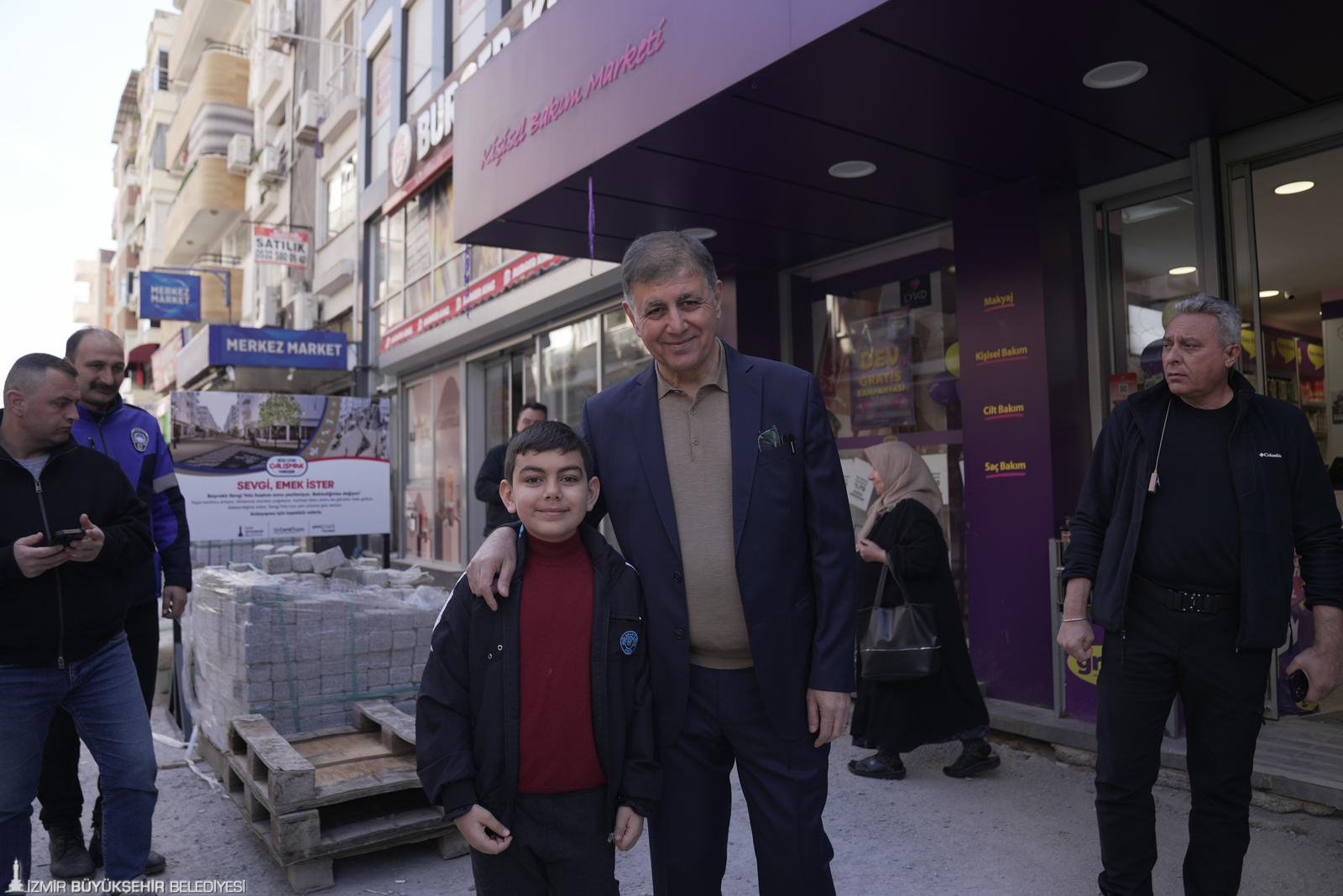 Bayraklı Sevgi Yolu'nda 'Güzel İzmir' dönüşümü: Tugay çalışmaları yerinde denetledi