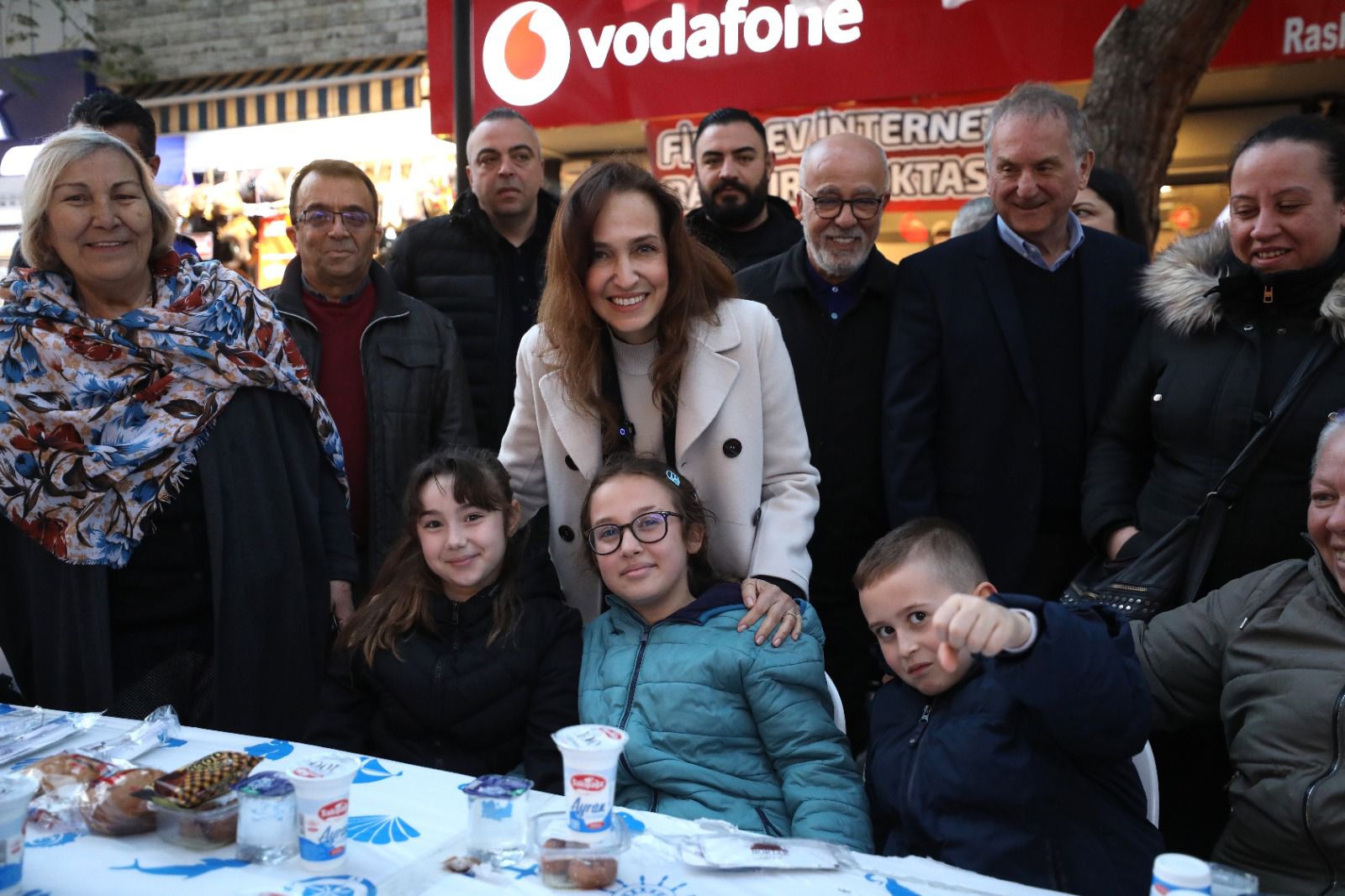 Karşıyaka Çarşı’da dev iftar sofrası: 5 bin kişi gönül birliğinde buluştu