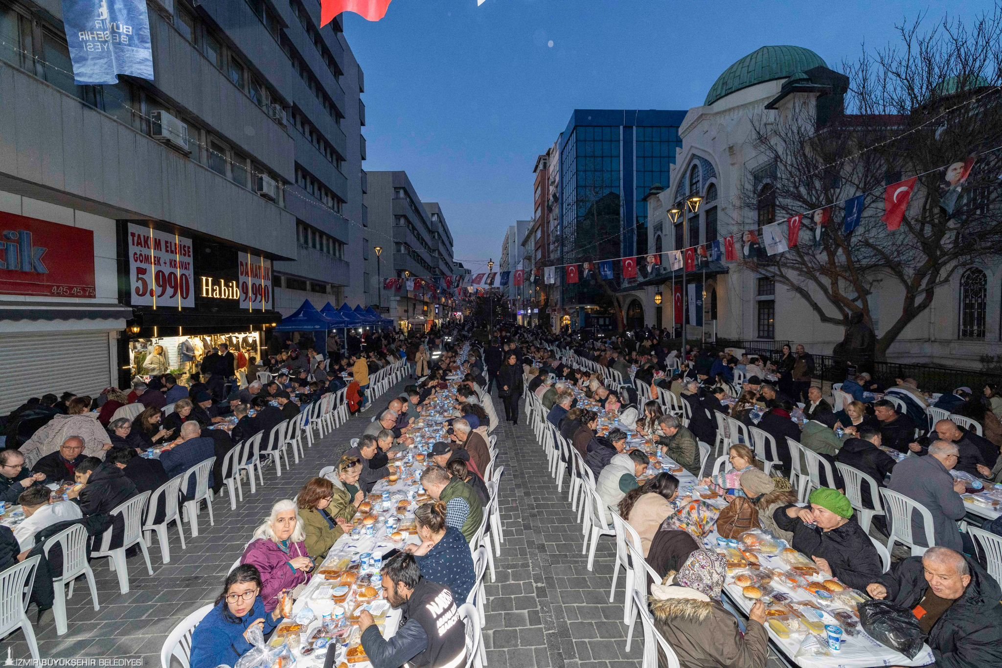 Başkan Tugay Kemeraltı'nda iftar açtı: 'Birbirimizin iyiliğini istediğimizde herşey daha güzel olacak'