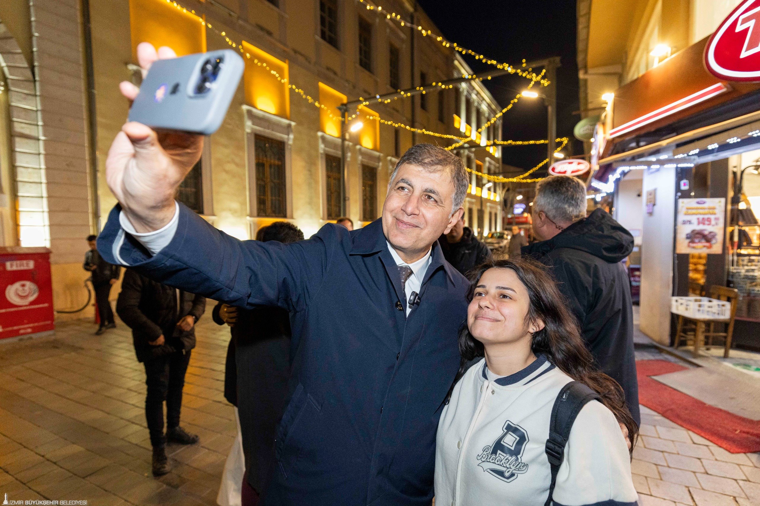 Başkan Tugay Kemeraltı'nda iftar açtı: 'Birbirimizin iyiliğini istediğimizde herşey daha güzel olacak'