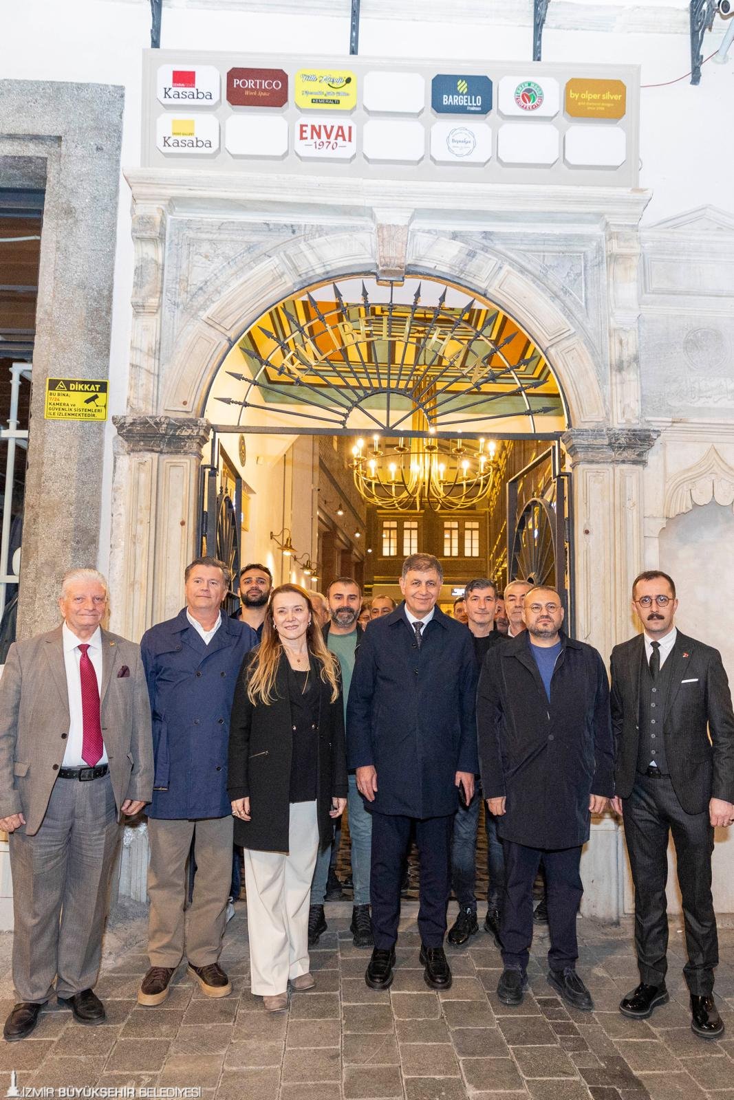 Başkan Tugay Kemeraltı'nda iftar açtı: 'Birbirimizin iyiliğini istediğimizde herşey daha güzel olacak'